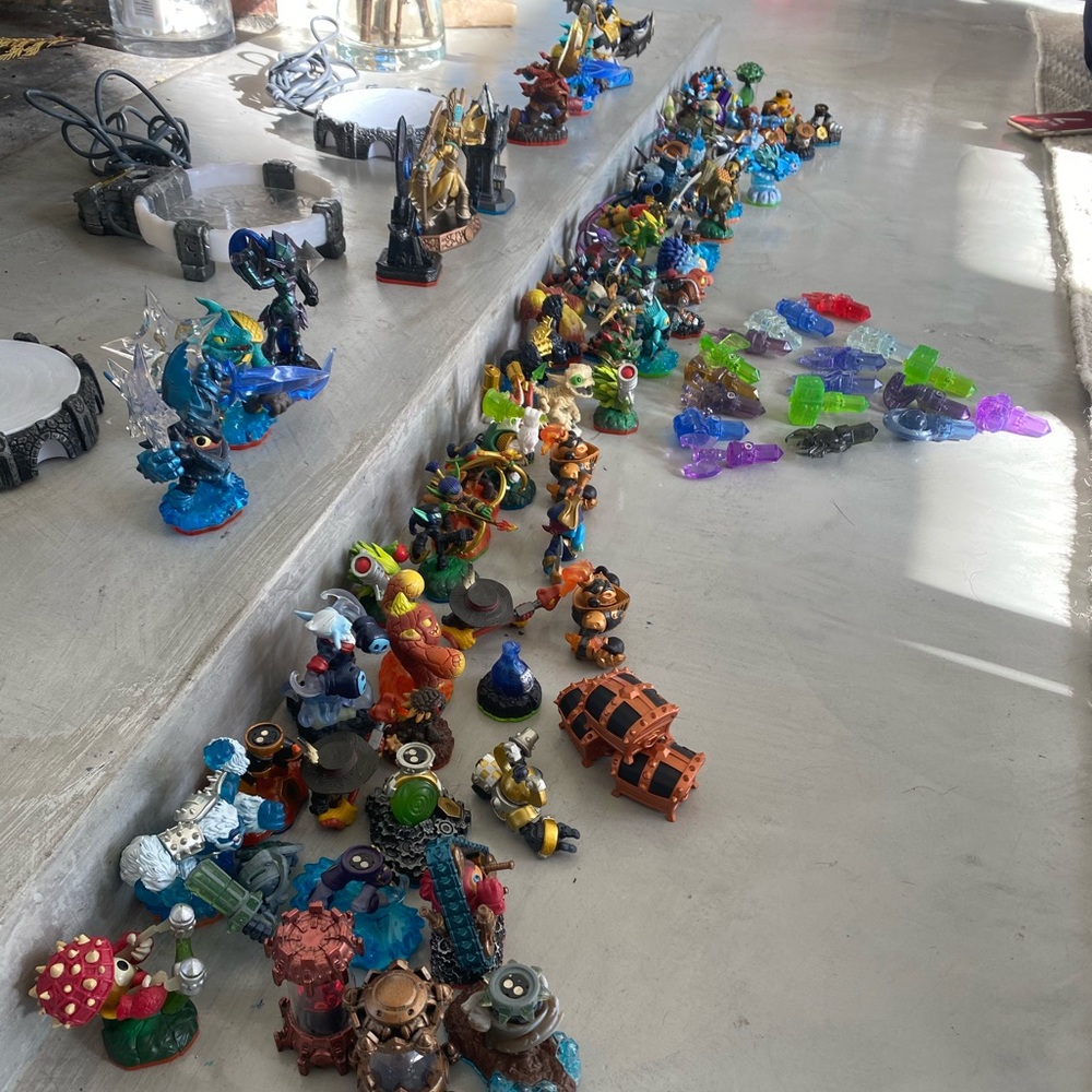 Skylander pieces. Including 7 giants & 3 bases.